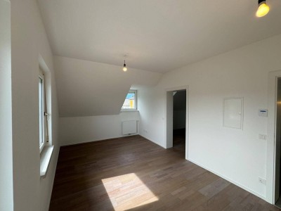 Top 2 – Gemütliche 2-Zimmer-Dachgeschosswohnung mit Blick auf den Grünberg und Traunstein