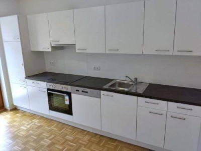 Erstbezug: Ruhiger 2 ZIMMER-NEUBAU + sonniger Süd-Balkon + extra Küche neu möbliert + Lift + TG!