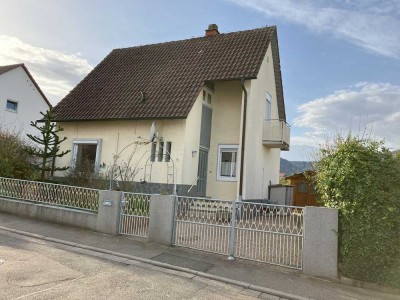 Gepflegtes 4-Zimmer-Einfamilienhaus mit EBK mit Blick auf Weinberge (Kontakt auch per Mail s.u.)