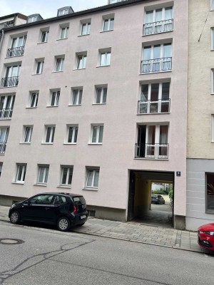 Maxorstadt: Total neu sanierte 2 Zimmer + Wohnkühe ruhig