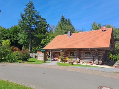Naturstammhaus am Waldrand in ruhiger Lage