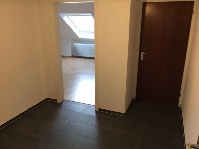 Schöne, geräumige ein Zimmer Wohnung in Duisburg,  Küche und Badezimmer mit Fenster