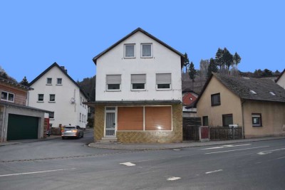 Haus mit gepflegter Wohnung, Laden, Balkon, Garage und Treppenlift