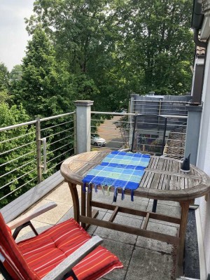 Lichtdurchflutete DG-Wohnung mit offener Einbauküche, Balkon und Fußbodenheizung