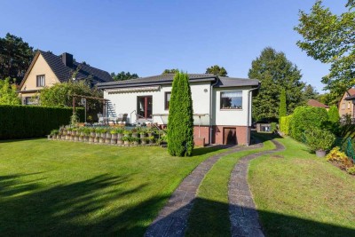 Waldnaher Bungalow in Woltersdorf - Mit Keller, Einbauküche, drei Bädern/WCs, Rollläden, Garage usw.
