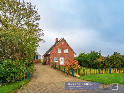 Wohnen, wo die Natur zuhause ist: Ein- bis Zweifamilienhaus mit Nebengebäuden in idyllischer