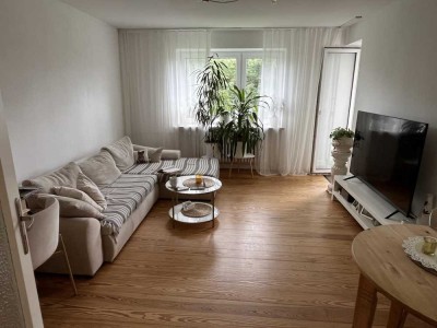 Lichtdurchflutete 2-Zimmerwohnung mit Einbauküche und Balkon zum 15.09.2025 zu vermieten.