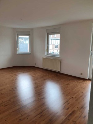 Gut geschnittene 2 Zimmer Wohnung mit Balkon, Einbauküche und Stellplatz