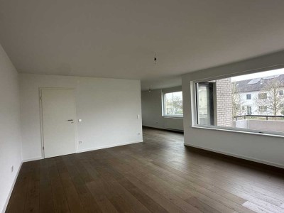 Erstbezug / Kernsanierte moderne 4,5 Zimmer Wohnung mit großem Balkon