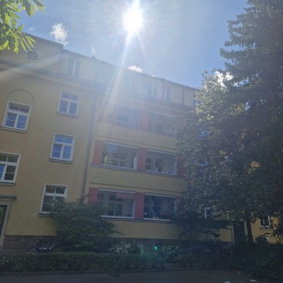 Hier werden Sie sich wohlfühlen! Gepflegtes Anwesen, ruhige Lage mit Balkon und Wohnküche!