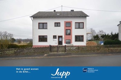 Großes Ein- / Zweifamilienwohnhaus in Dorfrandlage mit toller Aussicht, teilsaniert, Senscheid.