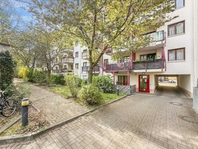 Bezugsfrei! Zentrumsnah mit Balkon, Blick ins Grüne & eigenem Stellplatz in ruhiger Lage