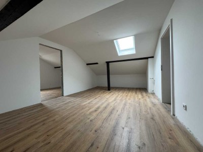 Renovierte 3-Zimmer-Wohnung im Dachgeschoss mit Tageslichtbad
