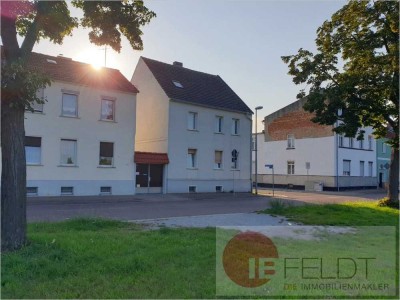 Ideal für Familie, 2 Generationen, Vermietung -   Zweifamilienhaus mit Innenhof, Werkstatt + Garage