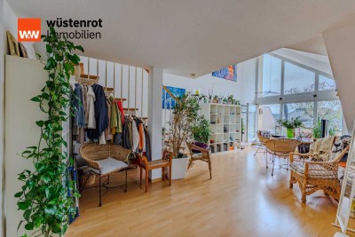 **Lichtdurchflutete Dachgeschosswohnung mit großem Balkon und charmantem Schlafbereich**