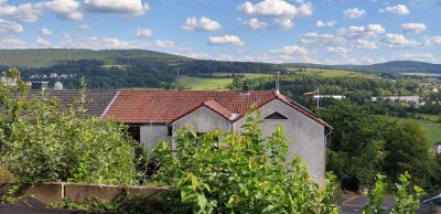 2,5 Zimmer Untergeschosswohnung mit Terrasse und Gartenstreifen