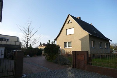 Einfamilienhaus + Werkstatt + Wohnhaus incl. 2 Garagen