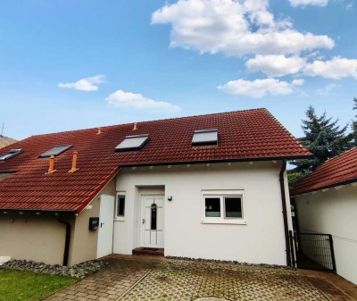 Attraktive Doppelhaushälfte mit Einbauküche, Tageslichtbad, elektrischen Außenjalousien und Garten