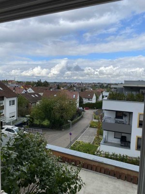 Helle 3-Zimmer-Wohnung mit Balkon, Garage und viel Nutzfläche in 4-Familienhaus