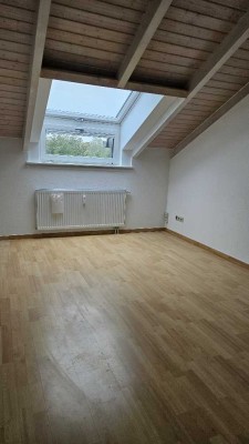 Renovierte Drei Zimmerwohnung in 4 Parteien Haus