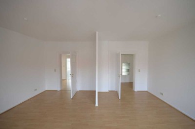 Helle Dachgeschoßwohnung mit Einbauküche in der Südstadt