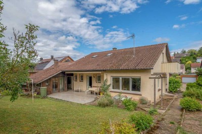 Ein Zuhause zum Wohlfühlen – großzügiges Einfamilienhaus mit zwei Garagen und idyllischem Garten
