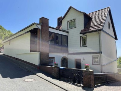 Haus in Südhanglage mit kl. Scheune und Kleintiergehegen mit Blick über das Werratal in Meinhard