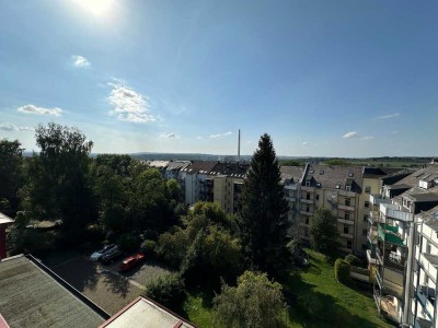 Helle Dachgeschosswohnung mit Balkon und Stadtblick in Chemnitz