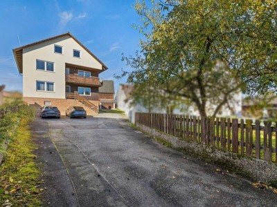 Großzügiges Einfamilienhaus mit Scheune, Nebengebäuden und weitläufigem Grundstück in Freihung