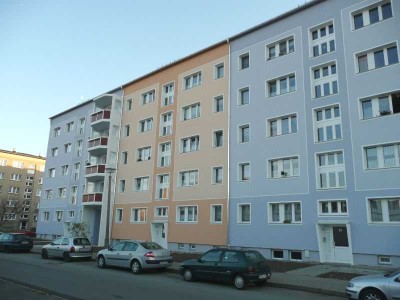 Sonnige 3-Raum Wohnung, Bushaltestelle und Einkaufsmöglichkeiten in der Nähe!