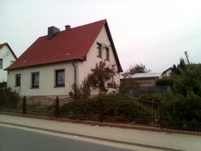 Gepflegtes Einfamilienhaus, 2 Garagen Gartz mit Keller, PV-Anlage u.  1,5 Hektar Wald zu verkaufen