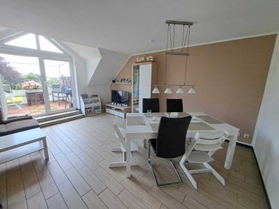 Schöne, helle DG-Wohnung + 35 qm ausgeb. Spitzboden