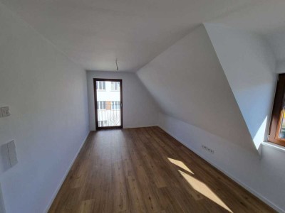 Frisch sanierte 2-Zi.-Dachgeschosswohnung mit moderner EBK