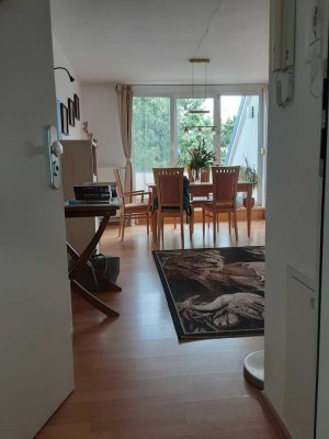 Große 2-Zimmer-Dachgeschoss-Wohnung mit Loggia Nähe Flughafen