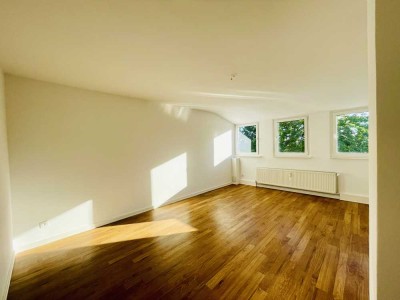 Ab sofort*Teilsanierung*2-Zimmer-DG-Wohnung*Blick ins Grüne*Toplage*
