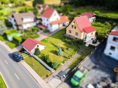 Gepflegtes Einfamilienhaus mit Doppelgarage und großem Grundstück