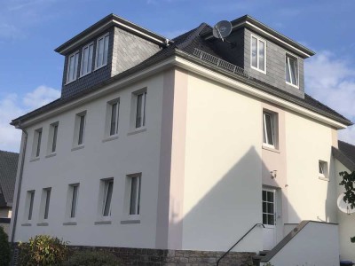 Freundliche und sanierte 3-Raum-DG-Wohnung mit gehobener Innenausstattung mit Balkon in Helpsen