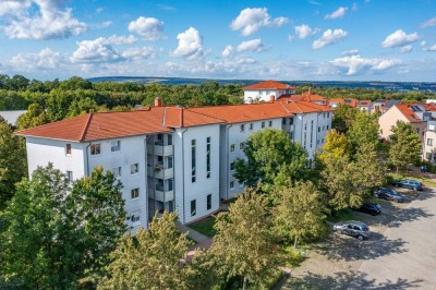 Frisch sanierte, charmante 2 Zimmer- Wohnung mit Balkon und Aufzug