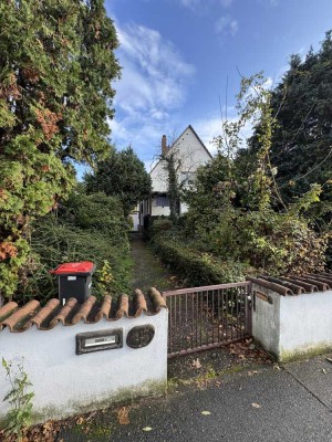 Freistehendes Wohnhaus (Sanierungsbedürftig) - Grundstück mit Potenzial