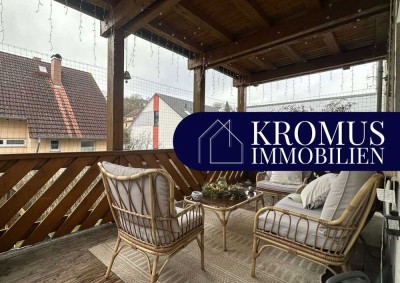 Zweifamilienhaus mit Entwicklungspotenzial - Garagen, Garten und große Südbalkone.