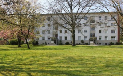 lichtdurchflutete 4 Zimmer Wohnung; 500m S-Bahn & 50m Supermarkt