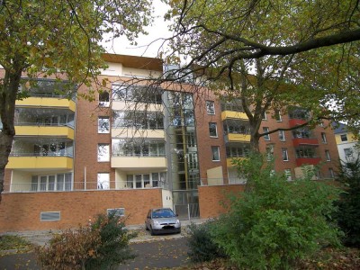 Seniorengerechte 2-Zimmer-Wohnung mit Balkon, Einbauküche und div. Mobiliar sucht neue Mieter