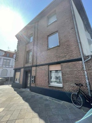 Frisch sanierte, helle 4- Zimmerwohnung mit Balkon