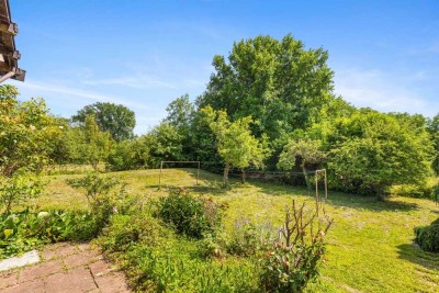 Großzügiges Einfamilienhaus mit 7 Zimmern und parkähnlichem Grundstück in idyllischer Feldrandlage!