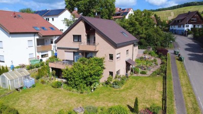 Viel Raum zum Wohlfühlen: Einfamilienhaus mit Einliegerwohnung, sonnigem Garten und Platz für Ideen