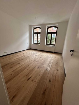 Schöne 2-Zimmer-Wohnung im Erdgeschoss mit Einbauküche & Balkon! Erstbezug nach Sanierung!
