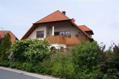 Schicke 2-Zimmer Wohnung mit großer Terrasse, EBK und Stellplatz in Weisendorf