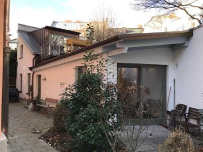 Kleines Stadthaus mit Dachterrasse und Gartenanteil