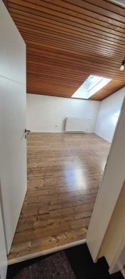 Helle 4-Zimmer Dachgeschosswohnung mit Balkon in Dietzenbach