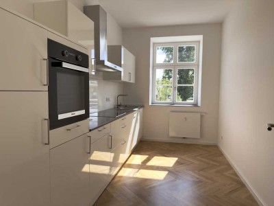 Helle und einladende Wohnung mit großem Balkon, EBK, Parkett, Naturstein u.v.m.